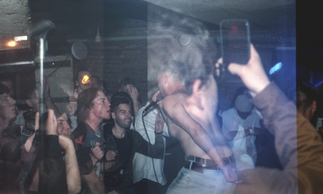 28 Café V lese, Domo